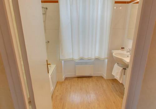 Imagen de la habitación del Hotel Churchill Bayeux Centre. Foto 16