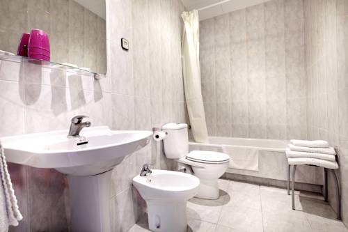 Imagen de la habitación del Hotel C&iacute;rculo Condal. Foto 5