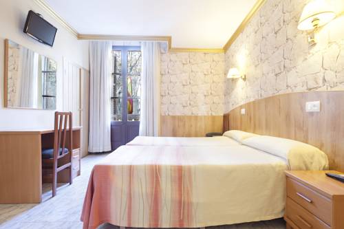 Imagen de la habitación del Hotel C&iacute;rculo Condal. Foto 6
