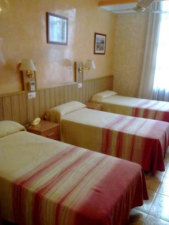 Imagen de la habitación del Hotel C&iacute;rculo Condal. Foto 7