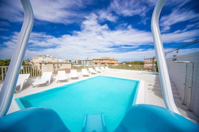 Imagen de la piscina del Hotel Ciccio. Foto 17