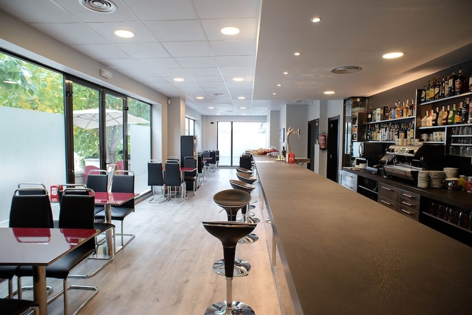 Imagen del bar/restaurante del Hotel Cim Valles. Foto 8