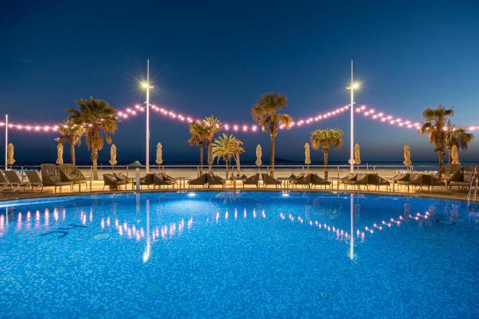 Imagen de la piscina del Hotel Cimbel. Foto 11