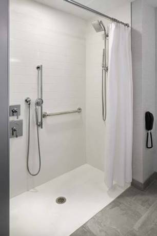 Imagen de la habitación del Hotel Cincinnati Marriott North. Foto 7