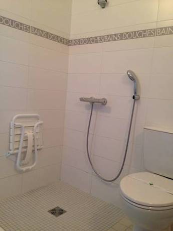 Imagen de la habitación del Hotel Cinépole. Foto 13