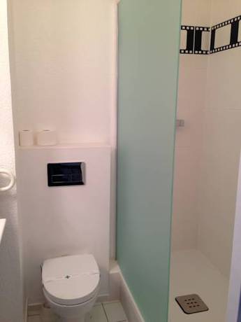 Imagen de la habitación del Hotel Cinépole. Foto 15