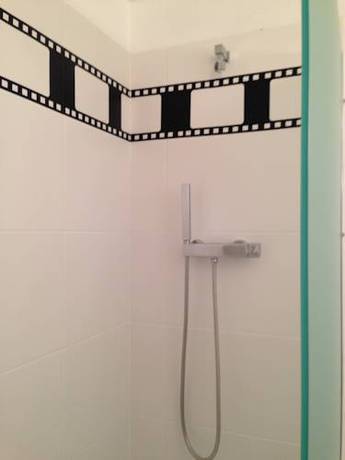 Imagen de la habitación del Hotel Cinépole. Foto 16