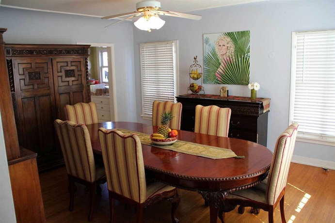 Imagen de la habitación del Hotel Cinema Suites Bed and Breakfast. Foto 2