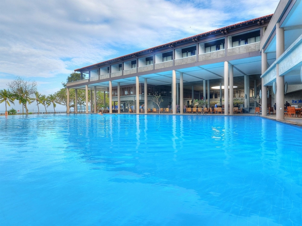 Imagen de la piscina del Hotel Cinnamon Bey Beruwala. Foto 10