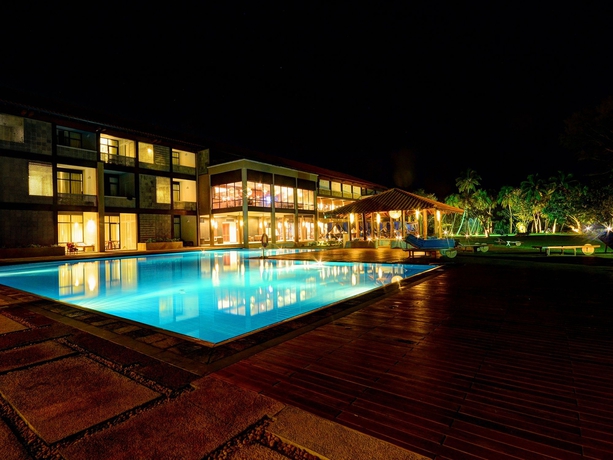 Imagen de la piscina del Hotel Cinnamon Bey Beruwala. Foto 12