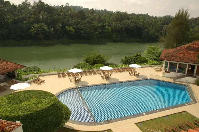 Imagen de la piscina del Hotel Cinnamon Citadel Kandy. Foto 16