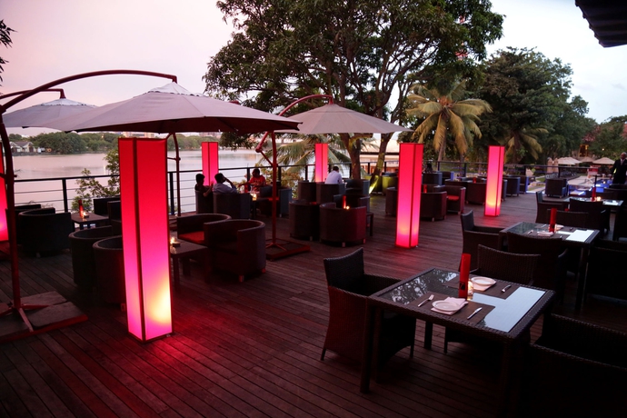 Imagen del bar/restaurante del Hotel Cinnamon Lakeside Colombo. Foto 1
