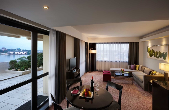 Imagen de los interiores del Hotel Cinnamon Lakeside Colombo. Foto 13