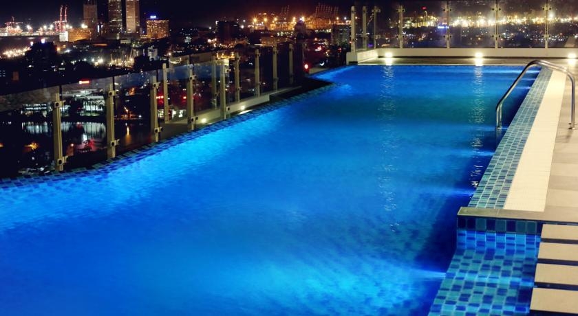 Imagen de la piscina del Hotel Cinnamon Red Colombo. Foto 7