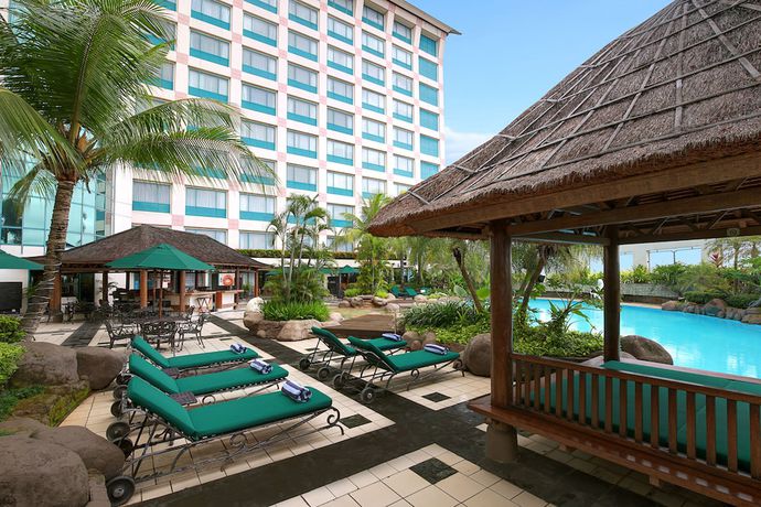 Imagen de la piscina del Hotel Ciputra Jakarta. Foto 19