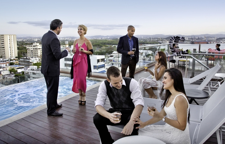 Imagen de la piscina del Hotel Ciqala Luxury Suites. Foto 16