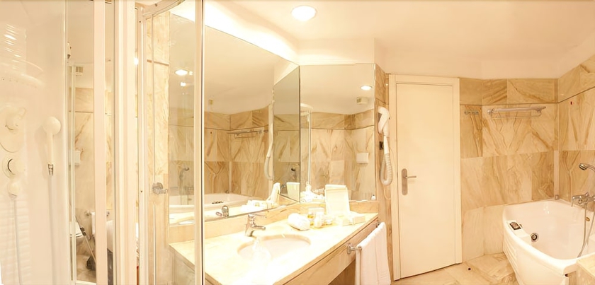 Imagen de la habitación del Hotel Circeo Park. Foto 12