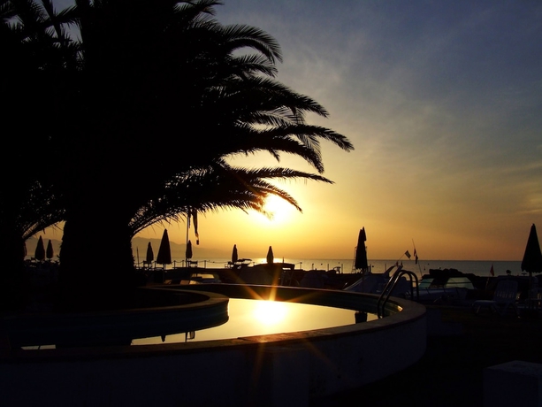 Imagen de la piscina del Hotel Circeo Park. Foto 17
