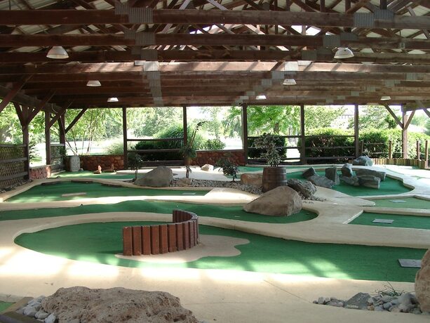 Imagen general del Hotel Circle M Rv And Camping Resort - Caravan Park. Foto 12