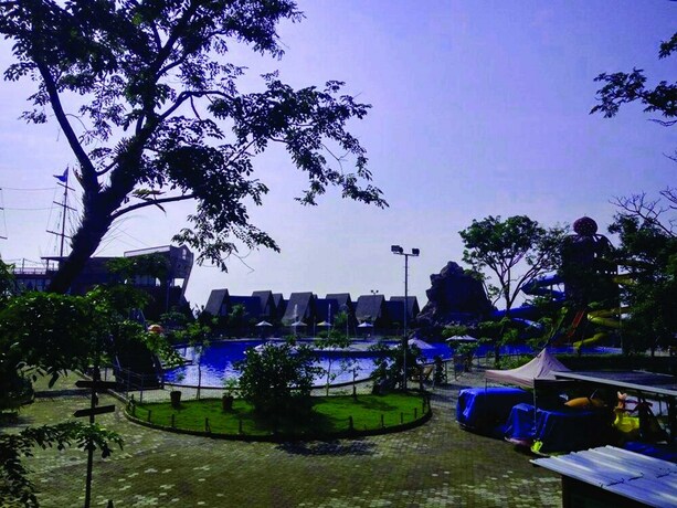 Imagen de la piscina del Hotel Cirebon Waterland. Foto 28
