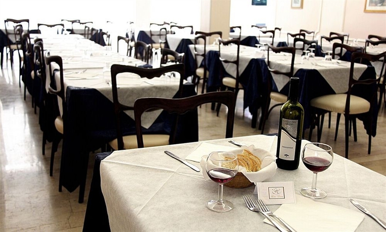 Imagen del bar/restaurante del Hotel Cirene. Foto 3