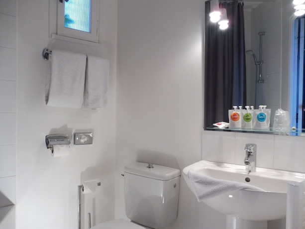 Imagen de la habitación del Hotel Cit'Hotel L'Oasis d'Avignon. Foto 7