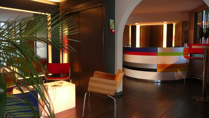 Imagen de los interiores del Hotel Cit'Hotel L'Oasis d'Avignon. Foto 18