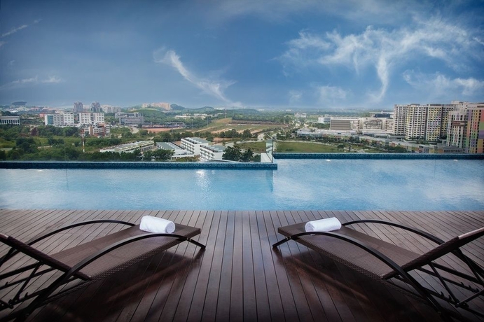 Imagen de la piscina del Hotel Citadines Dpulze Cyberjaya. Foto 15