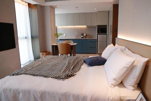 Imagen de la habitación del Hotel Citadines Jinqiao Building Yantai. Foto 15