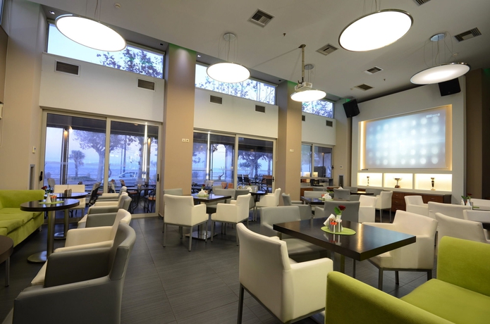Imagen del bar/restaurante del Hotel Citi Live. Foto 6