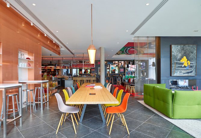 Imagen de los interiores del Hotel CitizenM Paris la Défense. Foto 15