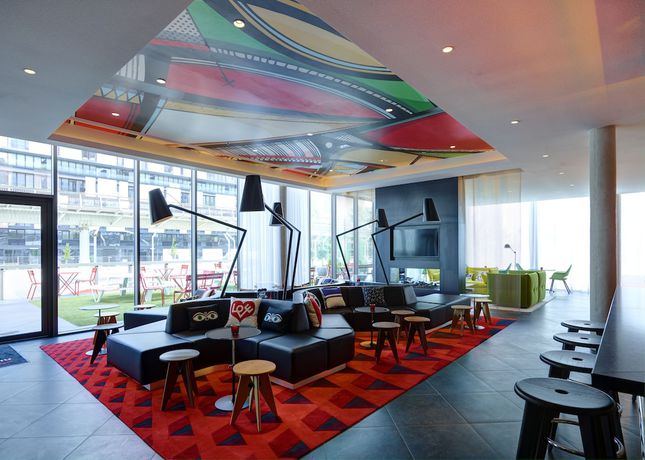 Imagen de los interiores del Hotel CitizenM Paris la Défense. Foto 16