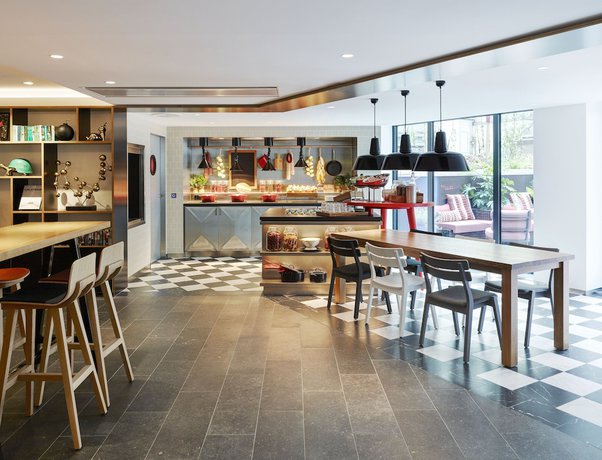 Imagen del bar/restaurante del Hotel Citizenm Paris Champs-Élysées. Foto 8