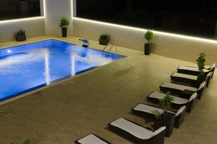 Imagen de la piscina del Hotel Citrus Hotel. Foto 16