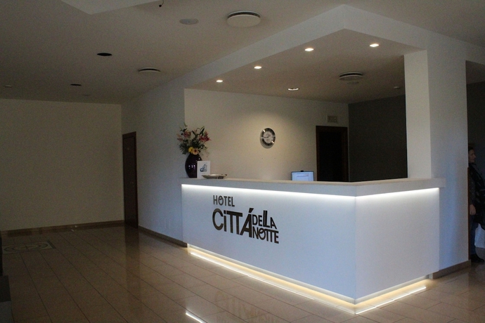 Imagen de los interiores del Hotel Città Della Notte. Foto 17