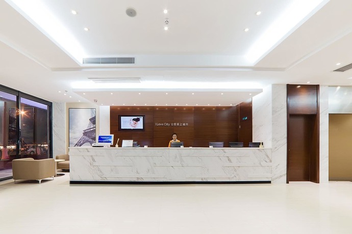 Imagen de los interiores del Hotel City Comfort Inn Maoming Railway Station Wenming R. Foto 13