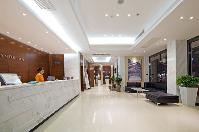 Imagen de los interiores del Hotel City Comfort Inn Maoming Railway Station Wenming R. Foto 14
