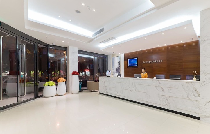 Imagen de los interiores del Hotel City Comfort Inn Maoming Railway Station Wenming R. Foto 15