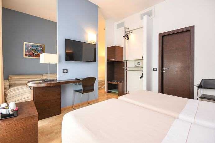 Imagen de la habitación del Hotel City, Desenzano del Garda. Foto 2