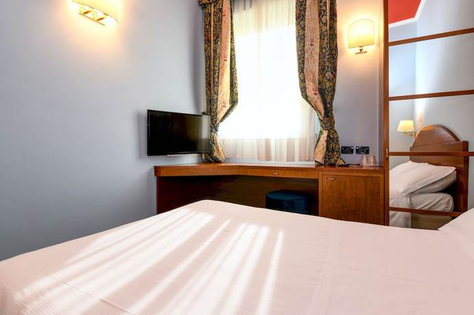 Imagen de la habitación del Hotel City, Desenzano del Garda. Foto 7