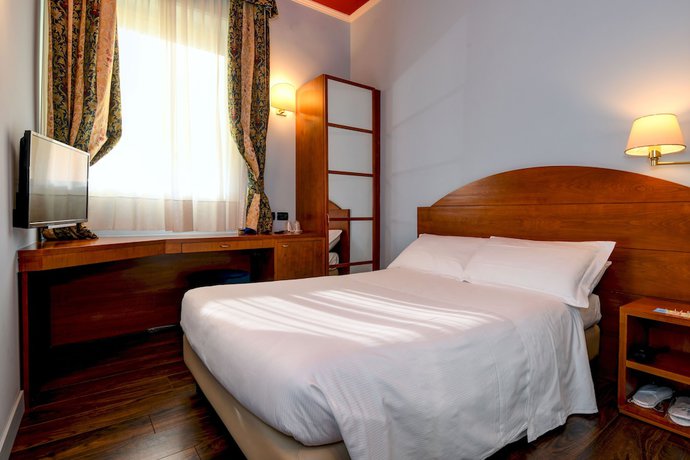 Imagen de la habitación del Hotel City, Desenzano del Garda. Foto 9