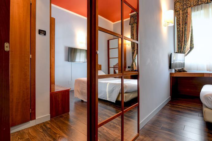 Imagen de la habitación del Hotel City, Desenzano del Garda. Foto 10