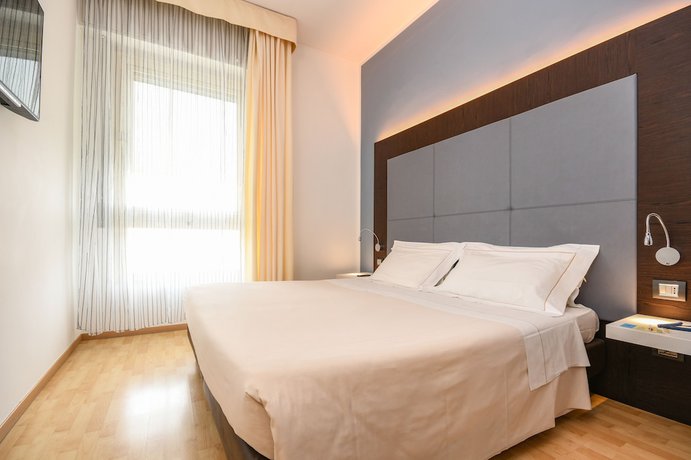 Imagen de la habitación del Hotel City, Desenzano del Garda. Foto 11
