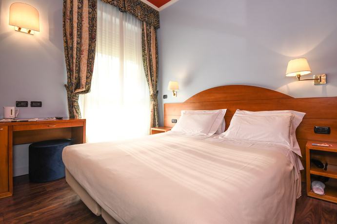 Imagen de la habitación del Hotel City, Desenzano del Garda. Foto 12