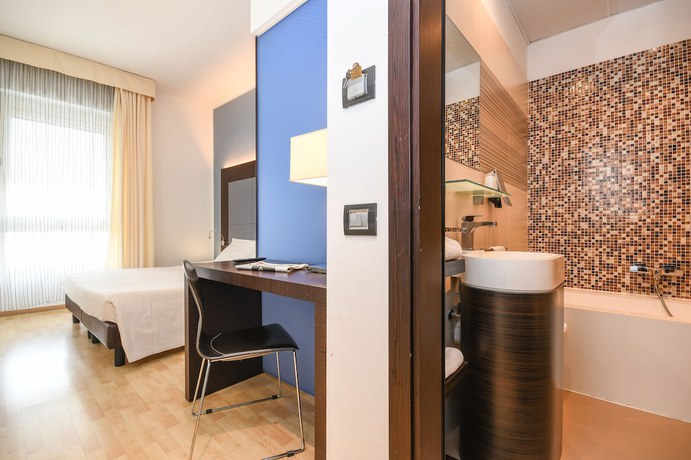 Imagen de la habitación del Hotel City, Desenzano del Garda. Foto 17