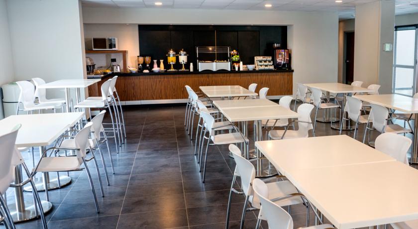 Imagen del bar/restaurante del Hotel City Express By Marriott Aeropuerto Ciudad De México. Foto 2