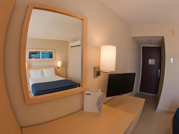 Imagen de los interiores del Hotel City Express By Marriott Campeche. Foto 13