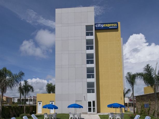 Imagen de los exteriores del Hotel City Express By Marriott Cancun. Foto 11