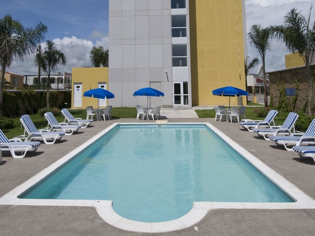 Imagen de la piscina del Hotel City Express By Marriott Cancun. Foto 13