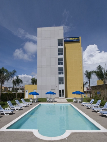 Imagen de la piscina del Hotel City Express By Marriott Cancun. Foto 14